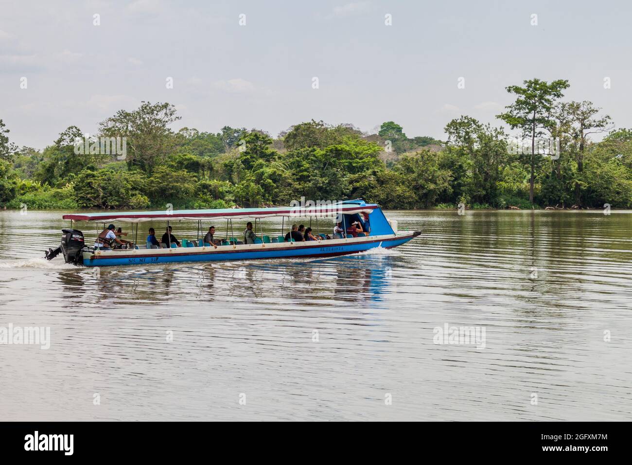 LA ESPERANZA, NICARAGUA - 7. MAI 2016: Passagierboot am Fluss San Juan in der Nähe des Dorfes La Esperanza, Nicaragua Stockfoto