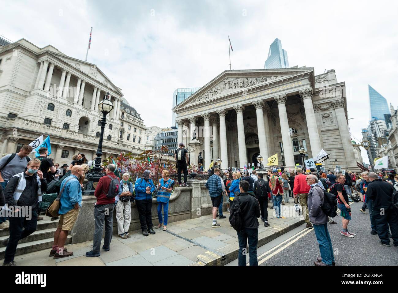 London, Großbritannien. 27. August 2021. Klimaaktivisten von Extinction Rebellion protestieren vor der Bank of England in der City of London. Die Veranstaltung ist Teil des Protestes ‘Unmögliche Rebellion’, um „die Ursache der Klima- und Umweltkrise anzuvisieren“ und dauert zwei Wochen, bis die Regierung zustimmt, alle Investitionen in neue fossile Brennstoffe zu stoppen. Kredit: Stephen Chung / Alamy Live Nachrichten Stockfoto