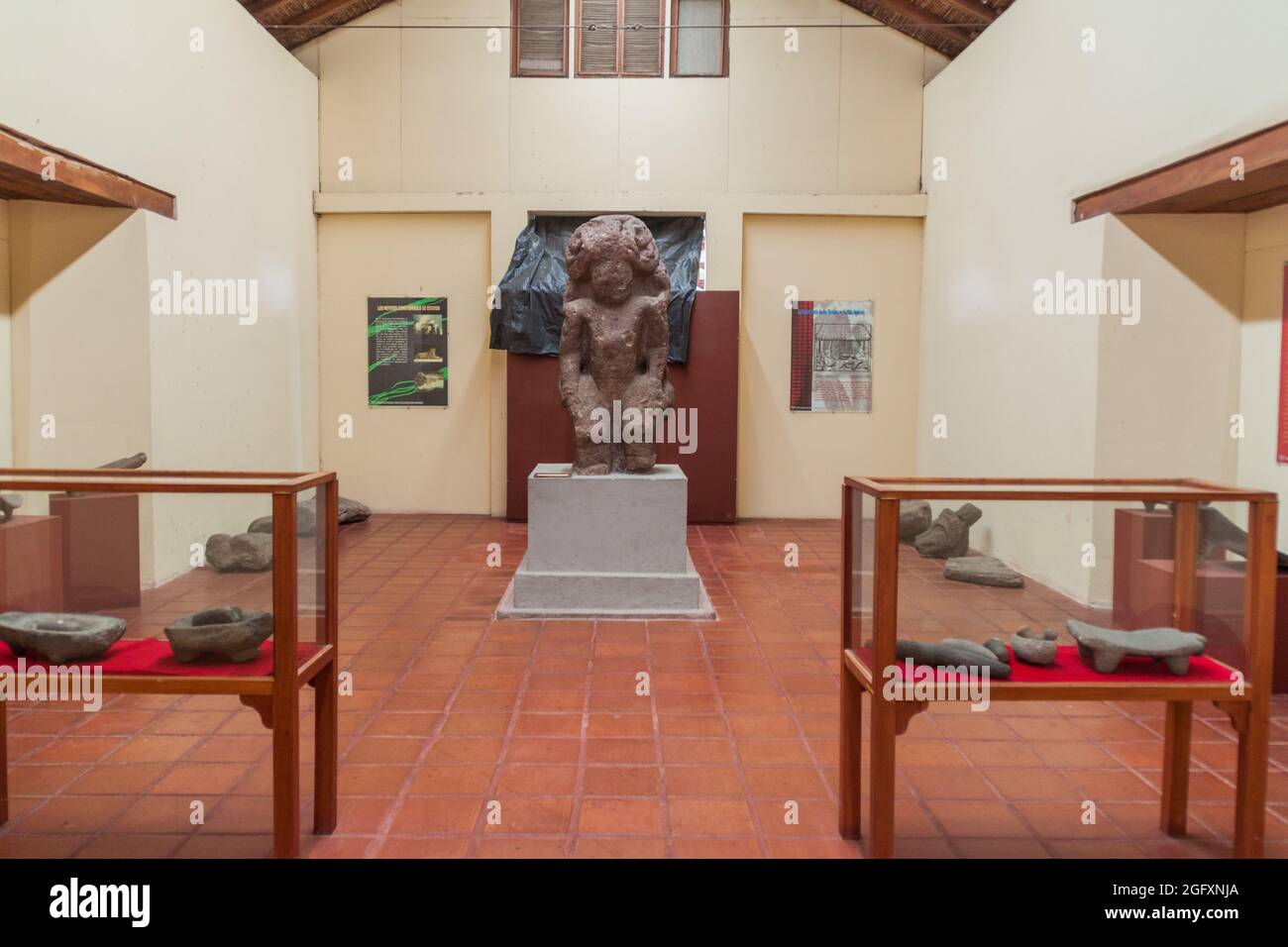GRANADA, NICARAGUA - 27. APRIL 2016: Innenraum eines Museums im Kloster San Francisco in Granada, Nicaragua Stockfoto
