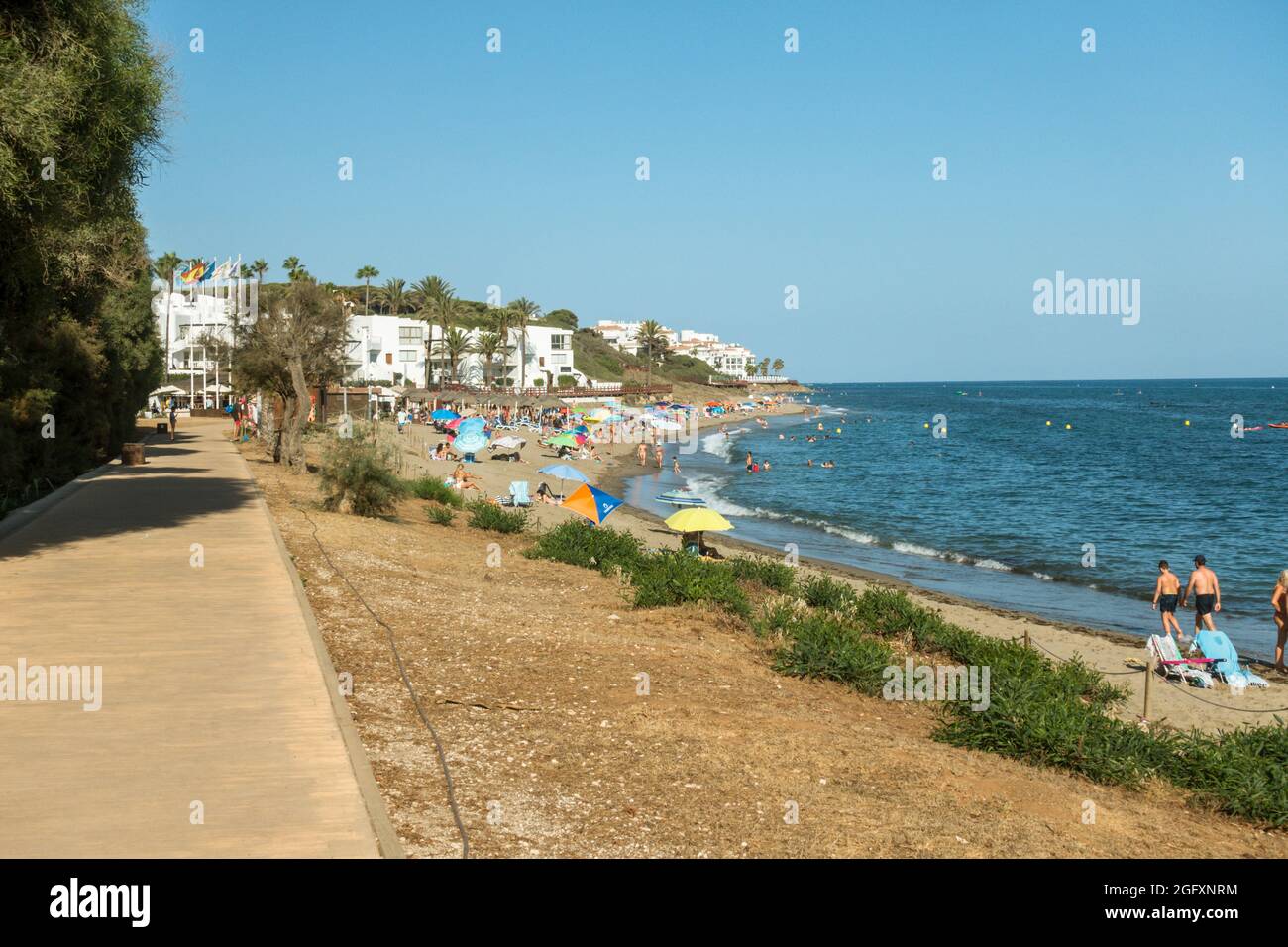 Strand von Calahonda, Senda Litoral, Strandpromenade, Verbindungsstrände der Costa del Sol, Andalusien, Spanien. Stockfoto