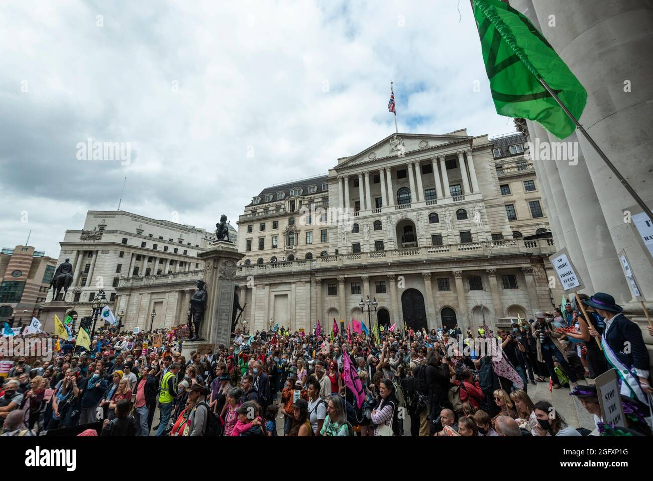 London, Großbritannien. 27. August 2021. Klimaaktivisten von Extinction Rebellion protestieren vor der Bank of England in der City of London. Die Veranstaltung ist Teil des Protestes ‘Unmögliche Rebellion’, um „die Ursache der Klima- und Umweltkrise anzuvisieren“ und dauert zwei Wochen, bis die Regierung zustimmt, alle Investitionen in neue fossile Brennstoffe zu stoppen. Kredit: Stephen Chung / Alamy Live Nachrichten Stockfoto
