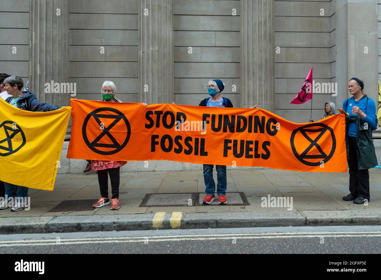 London, Großbritannien. 27. August 2021. Klimaaktivisten von Extinction Rebellion protestieren vor der Bank of England in der City of London. Die Veranstaltung ist Teil des Protestes ‘Unmögliche Rebellion’, um „die Ursache der Klima- und Umweltkrise anzuvisieren“ und dauert zwei Wochen, bis die Regierung zustimmt, alle Investitionen in neue fossile Brennstoffe zu stoppen. Kredit: Stephen Chung / Alamy Live Nachrichten Stockfoto