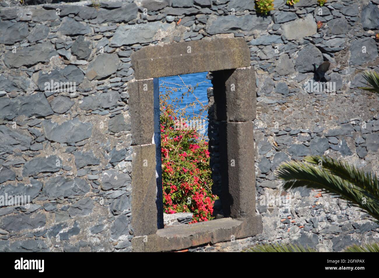 Lost Places - Hotel-Ruine am Fenster an der Promenade zwischen 'Reis Magos' und 'Caniço de Baixo', Madeira, Portugal Stockfoto
