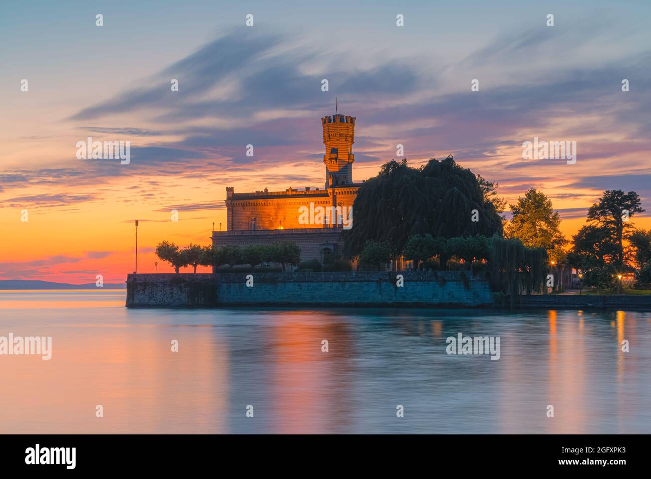 Ein Sonnenuntergang auf Schloss Montfort. Die Mauern von Schloss Montfort, ein Wahrzeichen von Langenargen mit einer wunderbaren und einzigartigen Lage praktisch im C-See Stockfoto