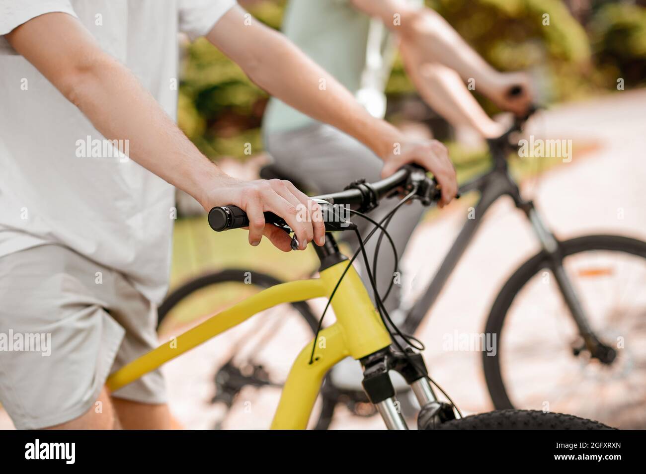 Zwei kaukasische Athleten fahren gemeinsam in einem Park Stockfoto