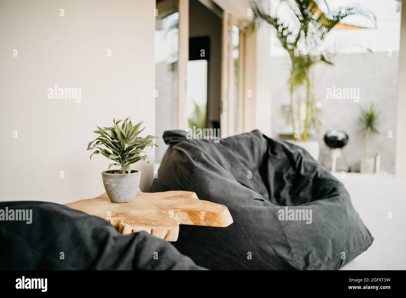 Sitzender Blätterteig. Stuhl mit Sitzsack. Ort der Entspannung und Ruhebereich. Stockfoto