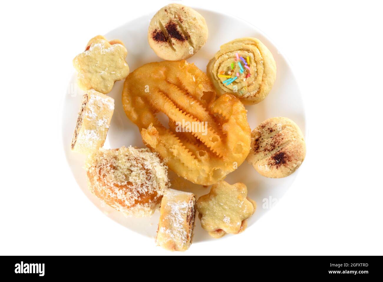 Brechen Sie das Fasten für Yom Kippur mit Mini diverse Cookies auf weiß isoliert. Arabische Süßigkeiten. Desserts Aus Dem Nahen Osten. Festliche Henna-Kekse. Marokkanische Süßigkeiten. Mimouna Cookies. Stockfoto