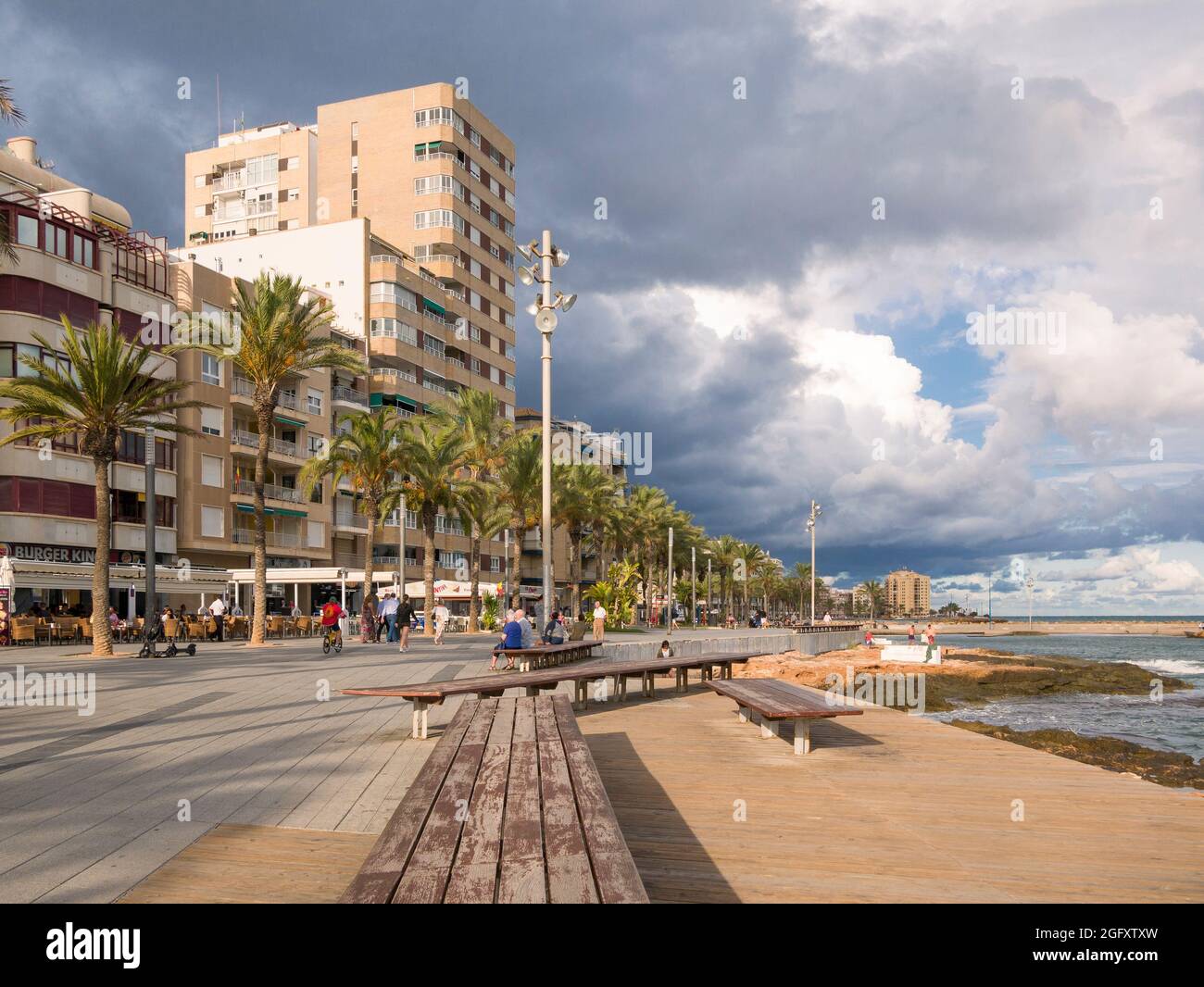 Die Promenade an der mediterranen Stadt Torrevieja, Costa Blanca, Spanien. Stockfoto