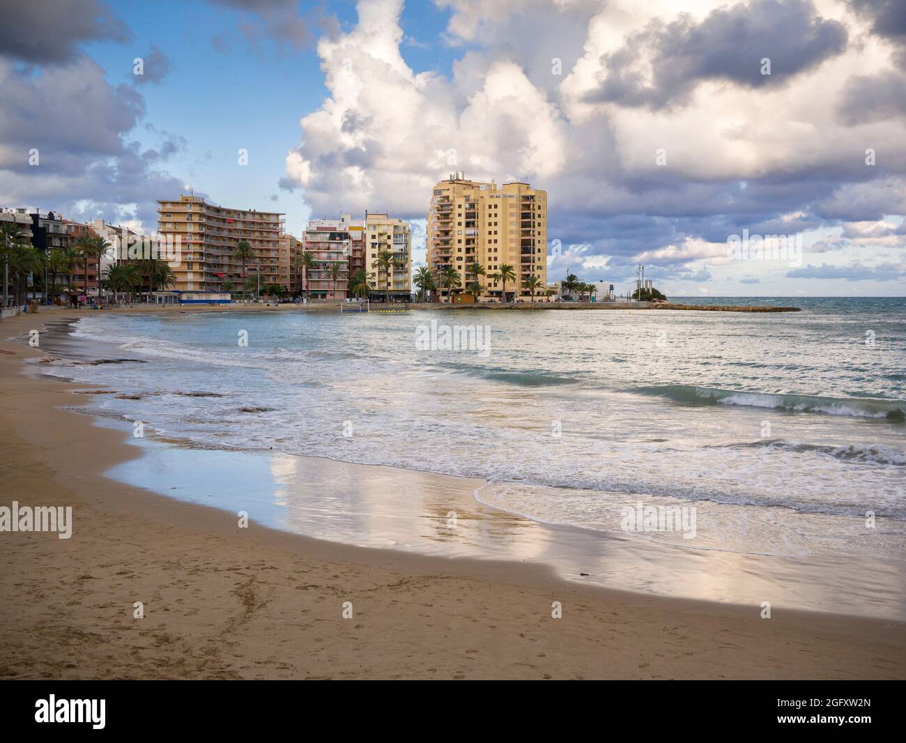 Playa del Cura Strand an der Mittelmeerstadt Torrevieja, Costa Blanca, Spanien. Stockfoto