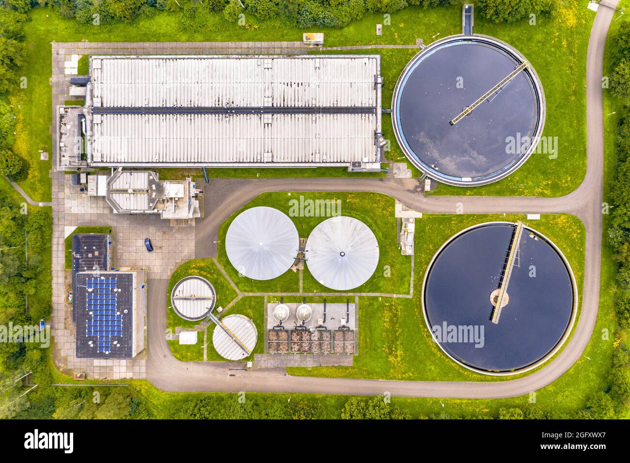 Wasseraufbereitungsanlage für Abwasserreinigung von oben gesehen, Niederlande. Stockfoto