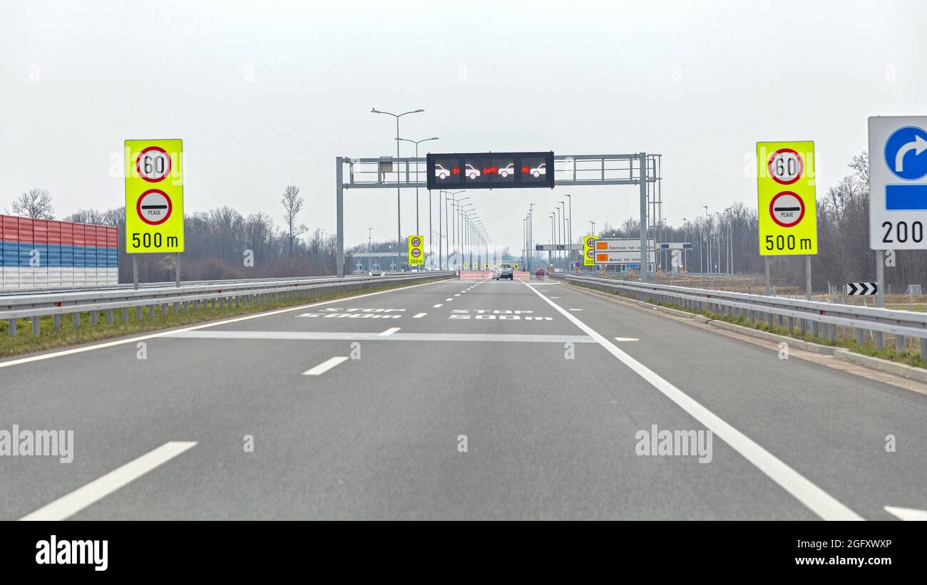 Straßenzufahrtsschilder am New Highway in Europa Stockfoto