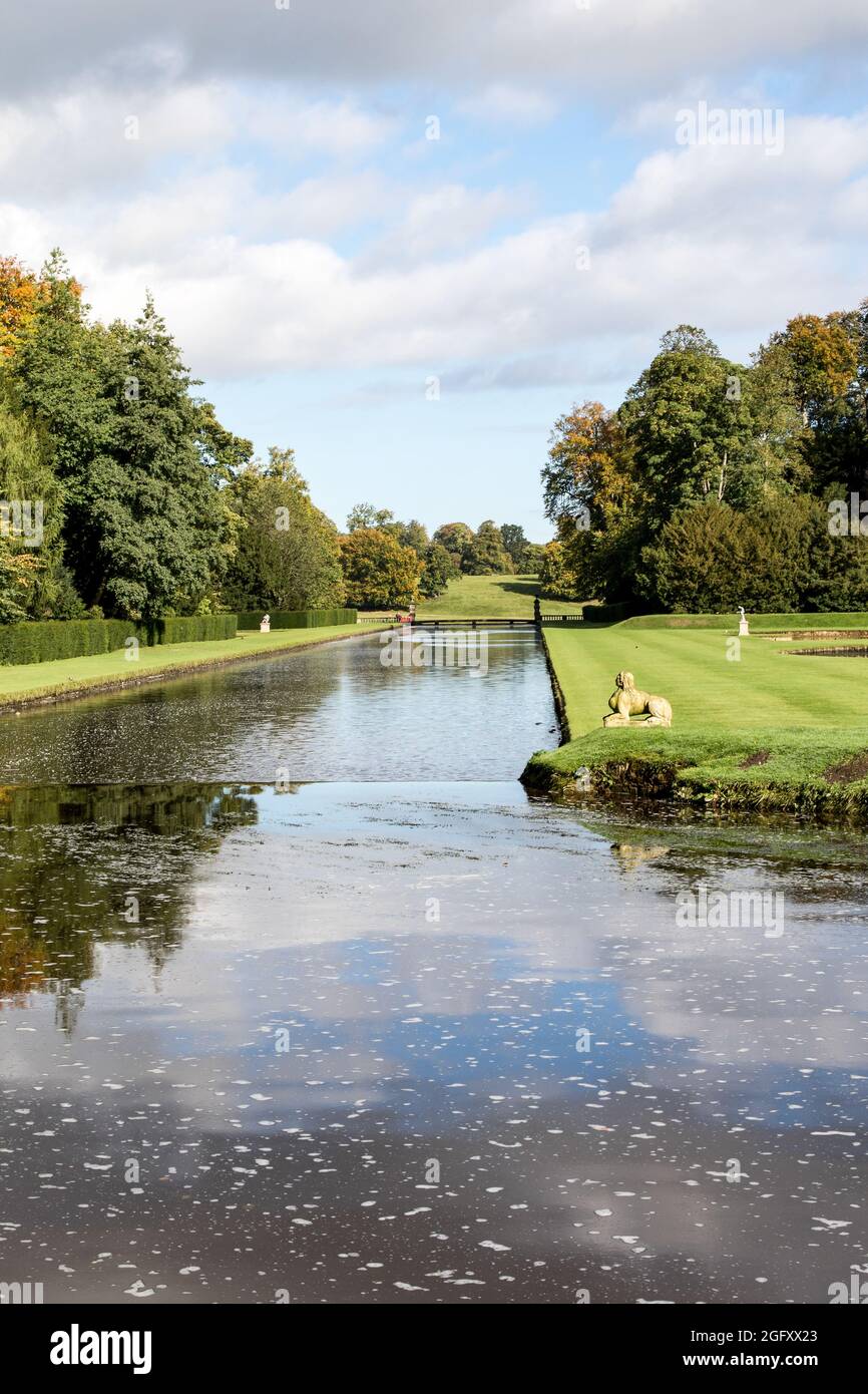 Studley Royal Park Wassergarten mit einem mit dem Fluss Skell entlang und Reflexionen des Himmels, Ripon, North Yorkshire, England, Großbritannien. Stockfoto