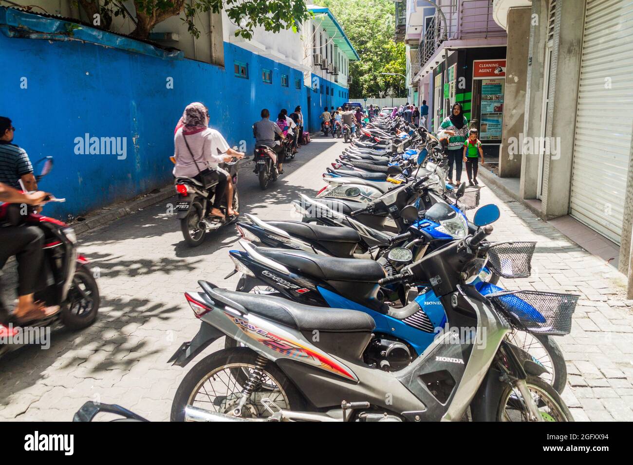 MÄNNLICH, MALEDIVEN - 11. JULI 2016: Reihe von Motorrädern in einer Gasse in Male, Malediven Stockfoto