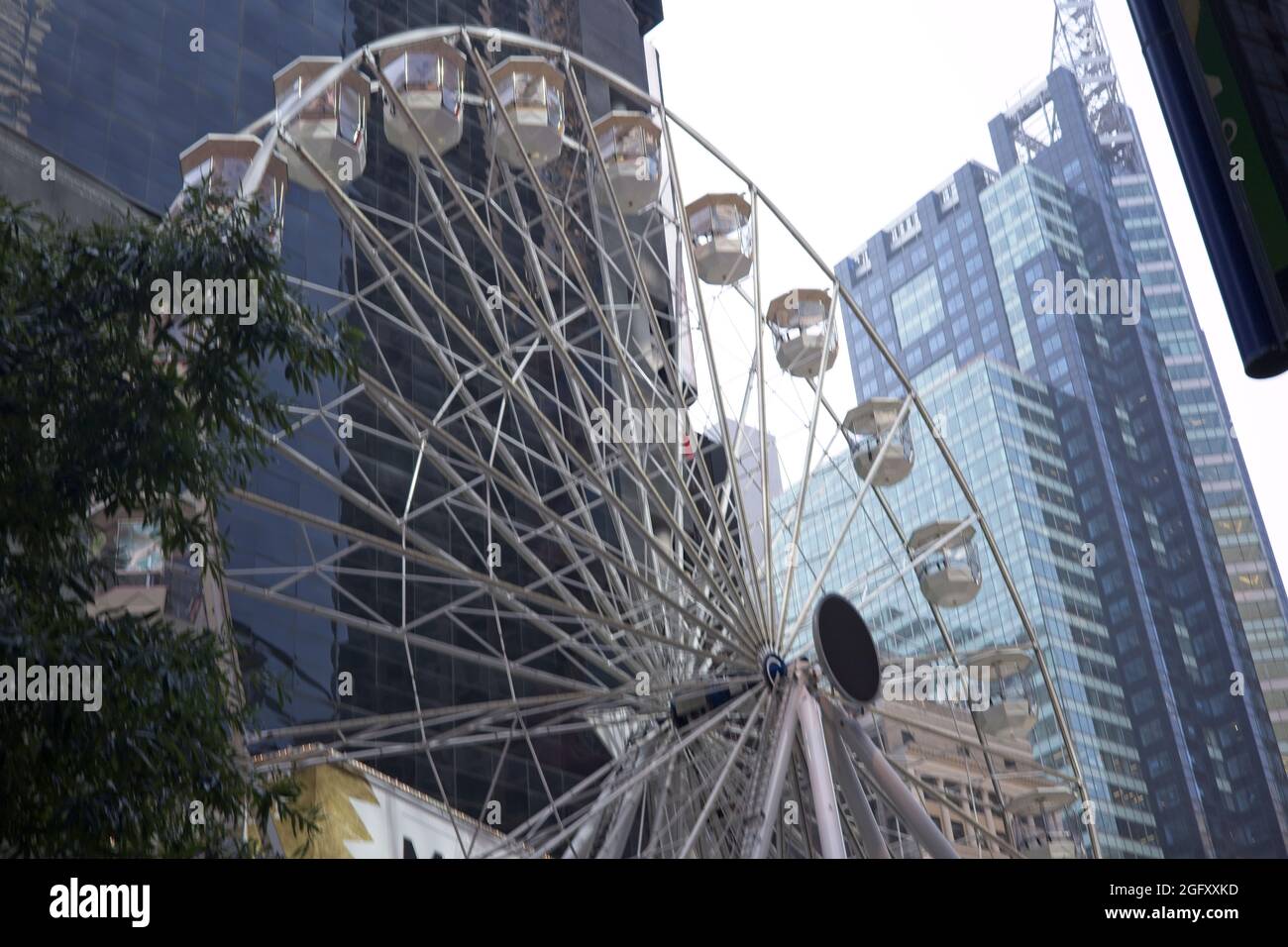 New York, NY, USA - 27. August 2021: Seitenansicht des temporären Riesenrads am Times Square Stockfoto