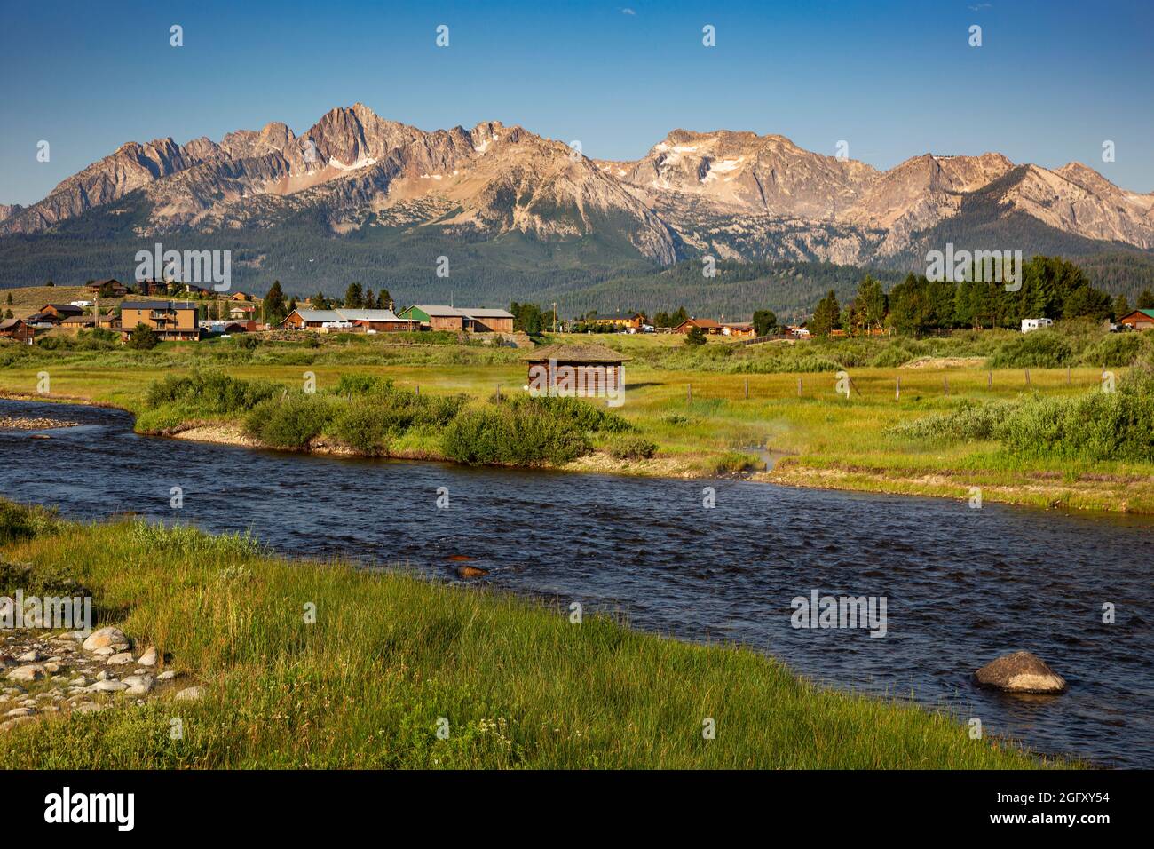 ID00857-00...IDAHO - die Sawtooth Range steigt über Stanley und den Salmon River im Stanley Basin. Stockfoto