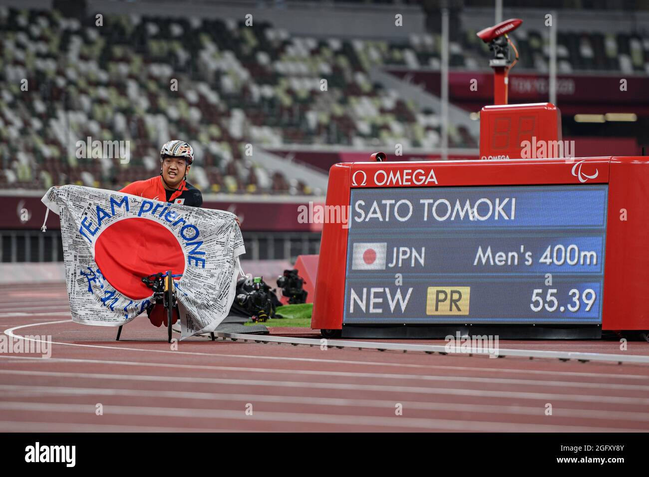 TOKIO, JAPAN. August 2021. Tomoki Sato aus Japan feiert am Freitag, den 27. August 2021 in TOKIO, JAPAN, das 400-m-T52-Finale der Männer bei den Leichtathletik-Vorläufen und den Finals der Paralympischen Spiele von Tokio 2020. Kredit: Taka G Wu/Alamy Live Nachrichten Stockfoto
