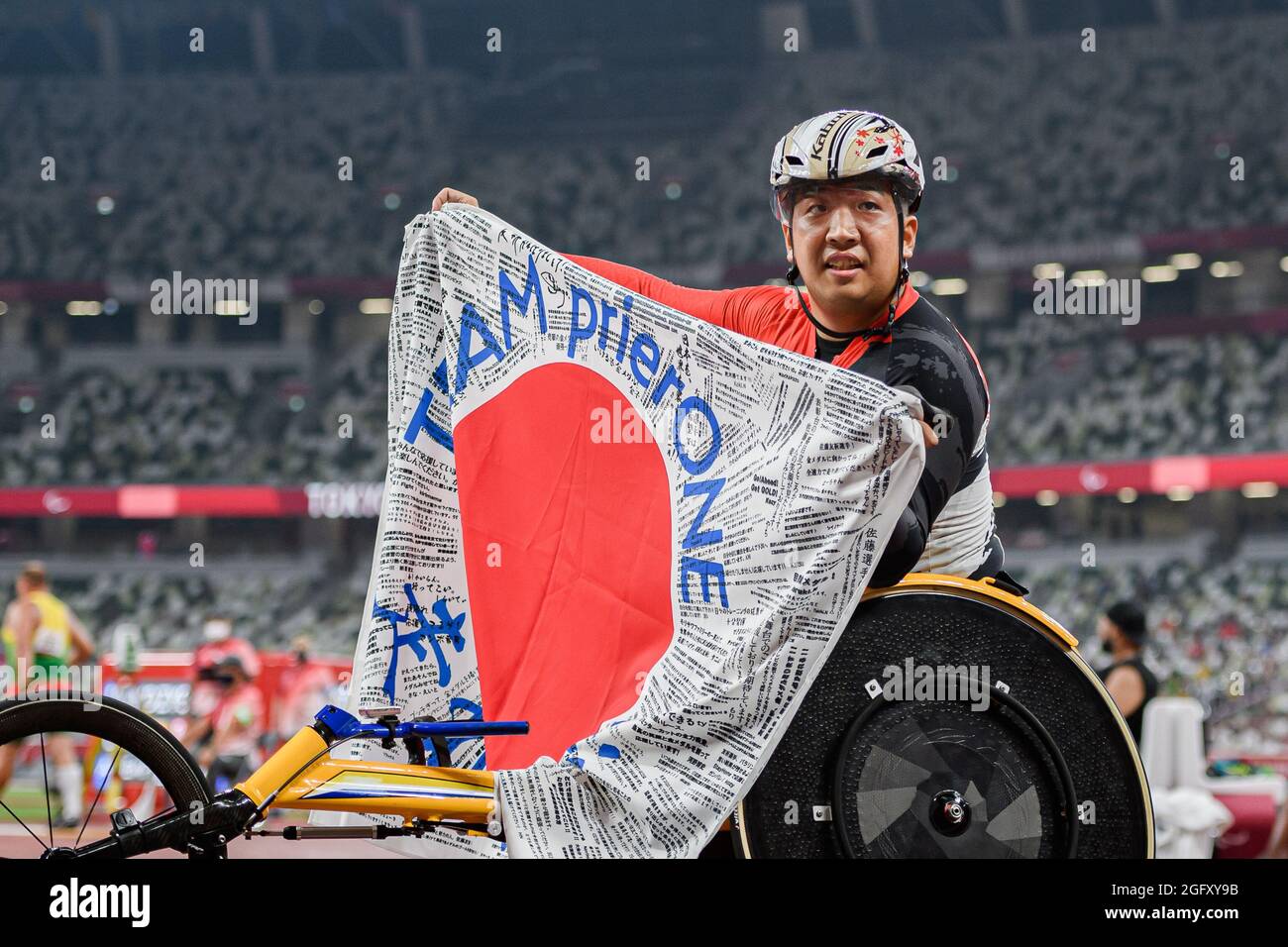 TOKIO, JAPAN. August 2021. Tomoki Sato aus Japan feiert am Freitag, den 27. August 2021 in TOKIO, JAPAN, das 400-m-T52-Finale der Männer bei den Leichtathletik-Vorläufen und den Finals der Paralympischen Spiele von Tokio 2020. Kredit: Taka G Wu/Alamy Live Nachrichten Stockfoto