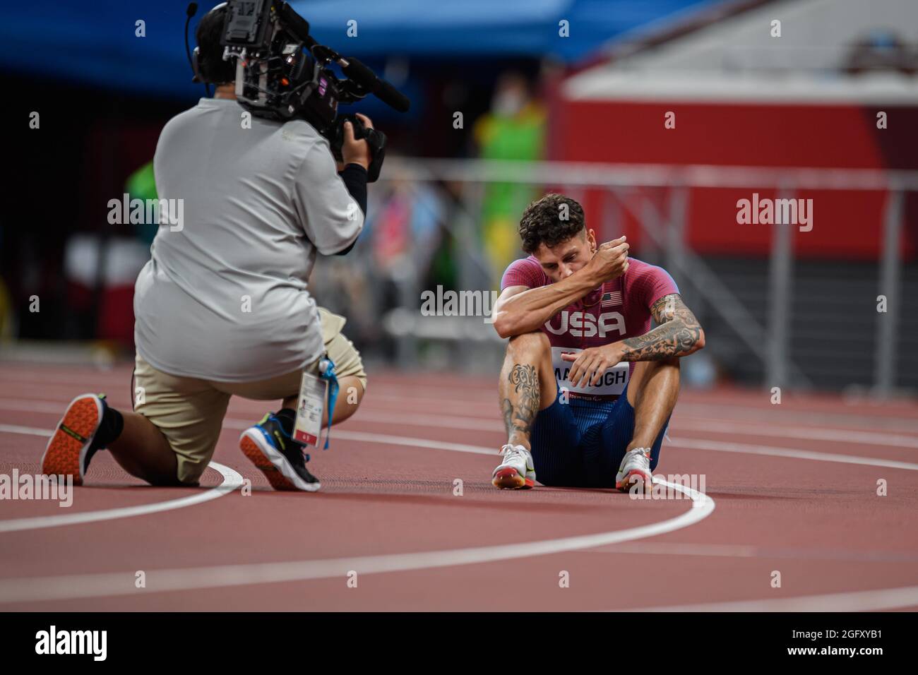 TOKIO, JAPAN. August 2021. Nick Mayhugh feiert am Freitag, den 27. August 2021 in TOKIO, JAPAN, das 100-m-T27-Finale der Männer bei den Leichtathletik-Vorläufen und den Finals der Paralympischen Spiele 2020 in Tokio. Kredit: Taka G Wu/Alamy Live Nachrichten Stockfoto