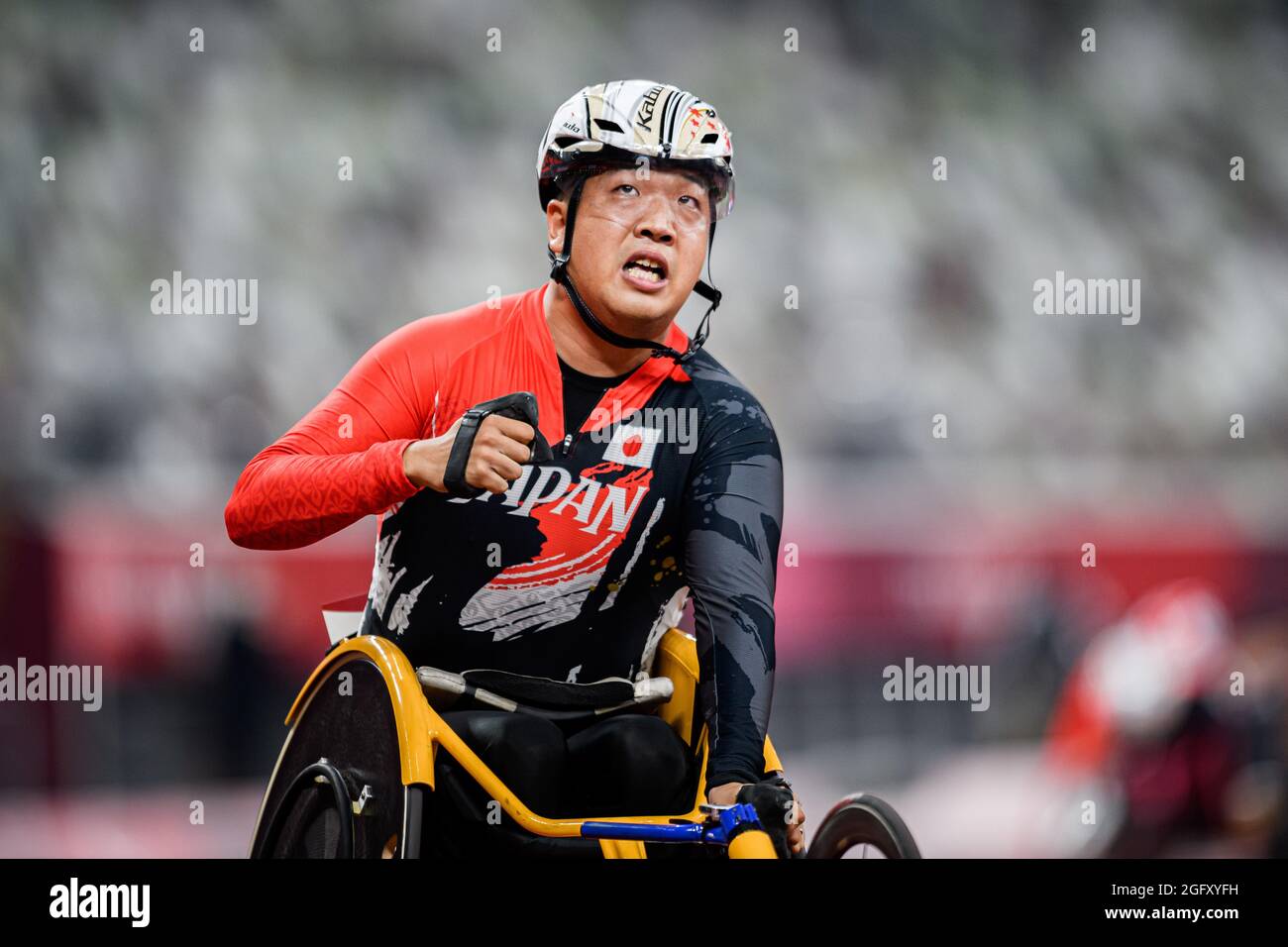 TOKIO, JAPAN. August 2021. Tomoki Sato aus Japan feiert am Freitag, den 27. August 2021 in TOKIO, JAPAN, das 400-m-T52-Finale der Männer bei den Leichtathletik-Vorläufen und den Finals der Paralympischen Spiele von Tokio 2020. Kredit: Taka G Wu/Alamy Live Nachrichten Stockfoto
