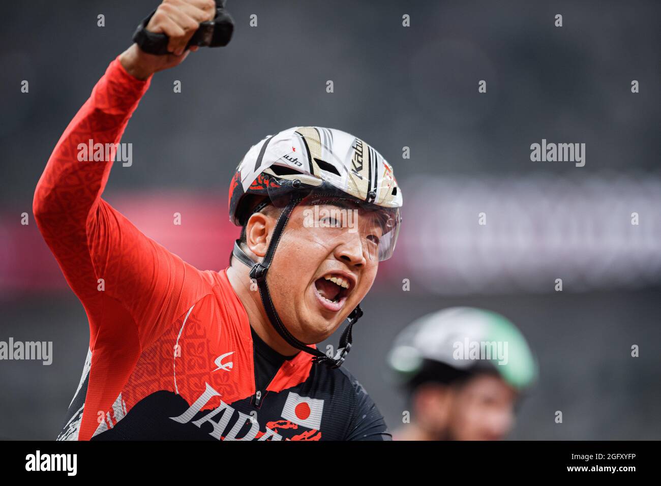 TOKIO, JAPAN. August 2021. Tomoki Sato aus Japan feiert am Freitag, den 27. August 2021 in TOKIO, JAPAN, das 400-m-T52-Finale der Männer bei den Leichtathletik-Vorläufen und den Finals der Paralympischen Spiele von Tokio 2020. Kredit: Taka G Wu/Alamy Live Nachrichten Stockfoto