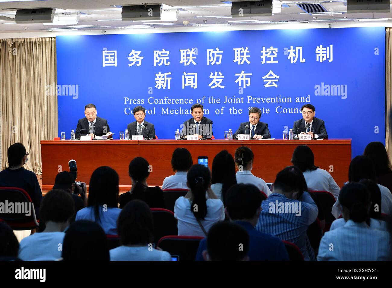 (210827) -- PEKING, 27. August 2021 (Xinhua) -- das Foto vom 27. August 2021 zeigt eine Pressekonferenz, die vom gemeinsamen Präventions- und Kontrollmechanismus des Staatsrats in Peking, der Hauptstadt Chinas, abgehalten wurde. ZU „über 2 Bln-Dosen von COVID-19-Impfstoffen, die in China verabreicht werden“ (Xinhua/Li Xin) Stockfoto