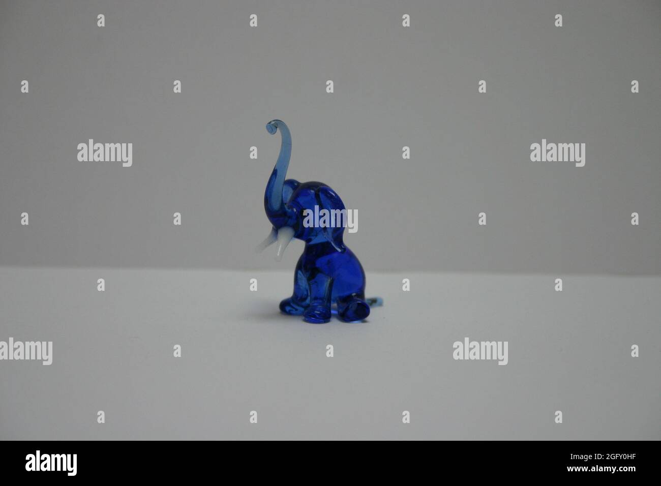 Deko Figur blaer Elefant aus Glas auf weißen Untergrund Stockfoto