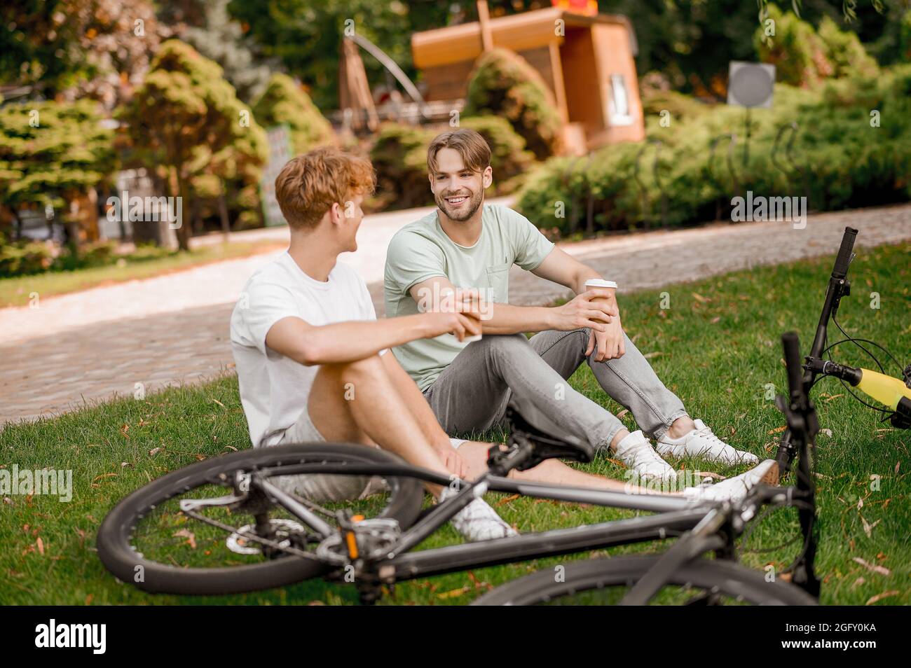Zwei Radfahrer machen draußen eine Kaffeepause Stockfoto