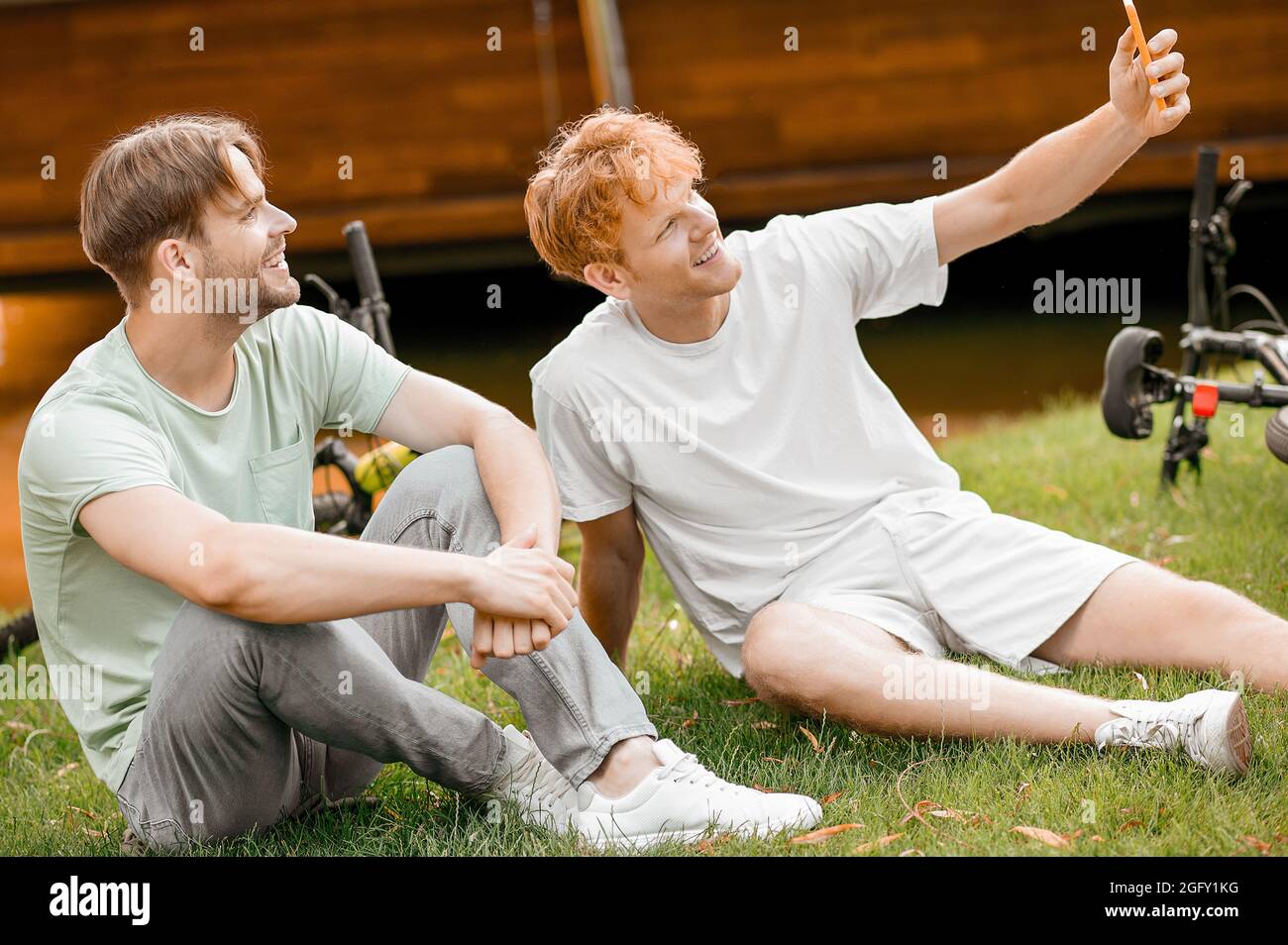 Zwei fröhliche Freunde genießen ihr Fotoshooting Stockfoto