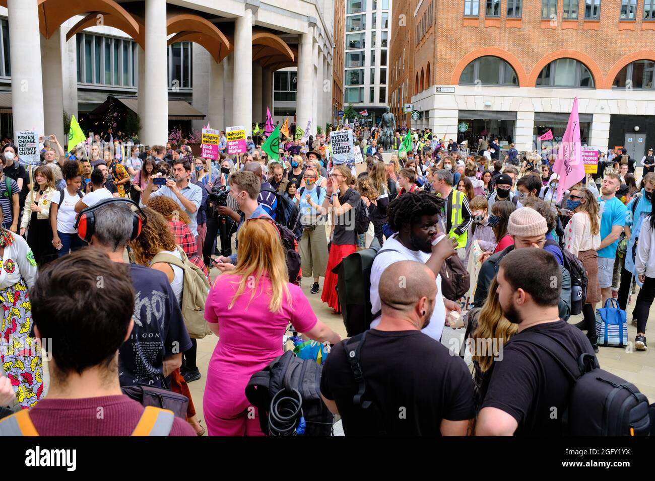 LONDON - 27. AUGUST 2021: Aussterbungsrebellion "Blutgeld"-Klimaprotest in der City of London. Demonstranten auf dem Peternoster-Platz. Stockfoto
