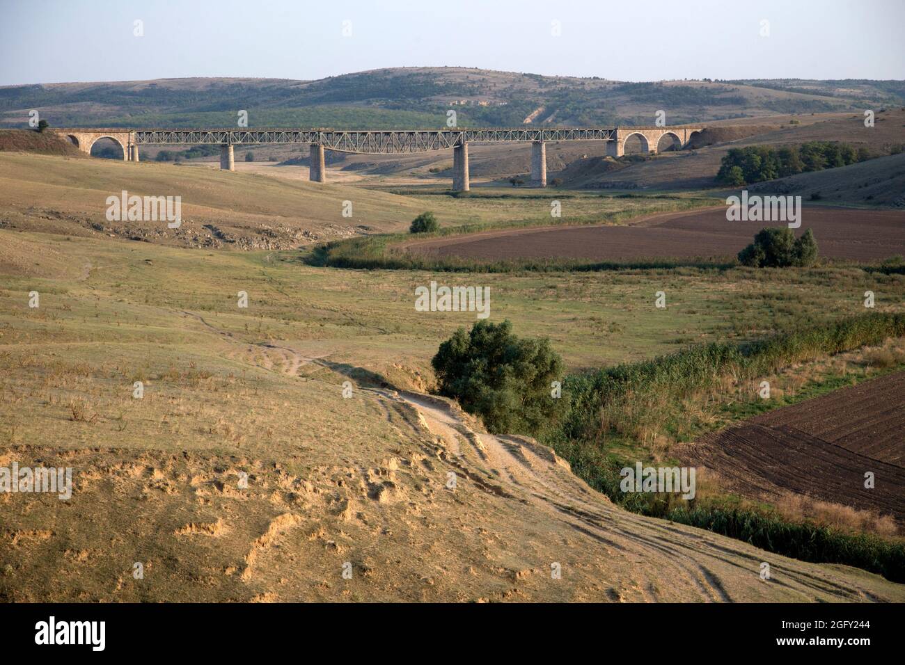 Eisenbahnbrücke über das Tal bei Dobrogea, Rumänien Stockfoto