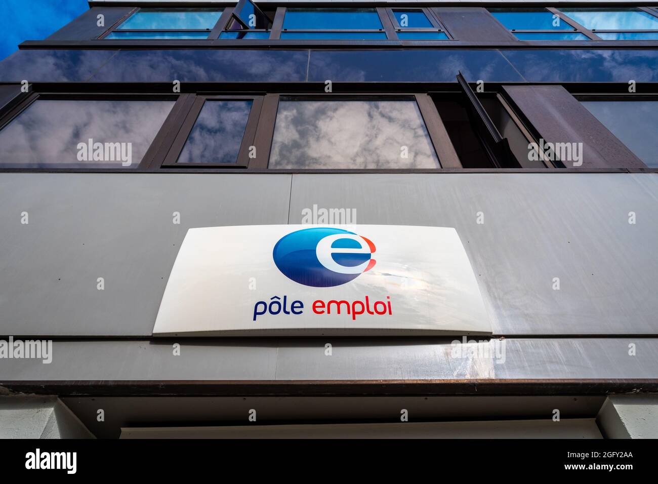 Zeichen Sie an der Fassade einer Agentur von Pôle Emploi, einer französischen Organisation, die für die Unterstützung von Arbeitslosen zuständig ist. Konzepte von Arbeitslosigkeit und Entlassungen Stockfoto