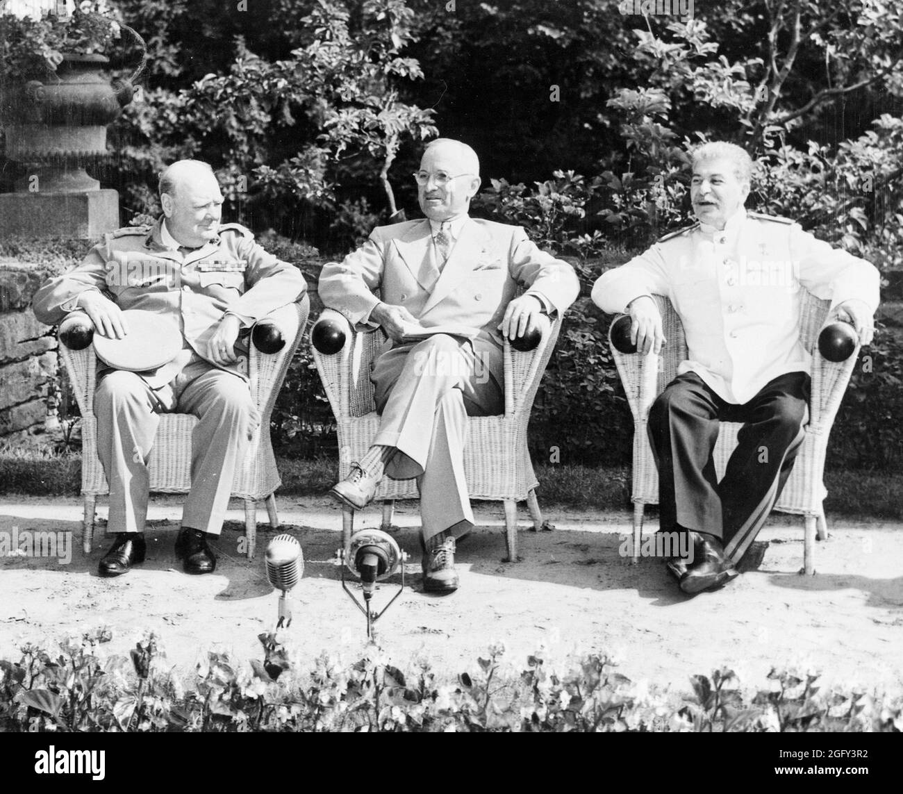 Die drei großen Regierungschefs in Potsdam, Deutschland, 1945. Der britische Premierminister Winston Churchill; US-Präsident Harry S. Truman; der sowjetische Premier Joseph Stalin. Truman ersetzte Roosevelt nach dessen Tod als US-Staatsoberhaupt. Stockfoto