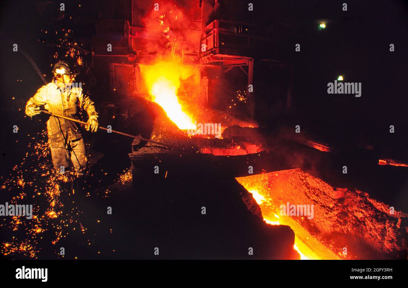 Arbeiter bei CSN, Companhia Siderurgica Nacional - Metallurgie von Eisen und Stahl - Schmelzen von Eisen, Schwereisen und Stahl Produktion. Stockfoto