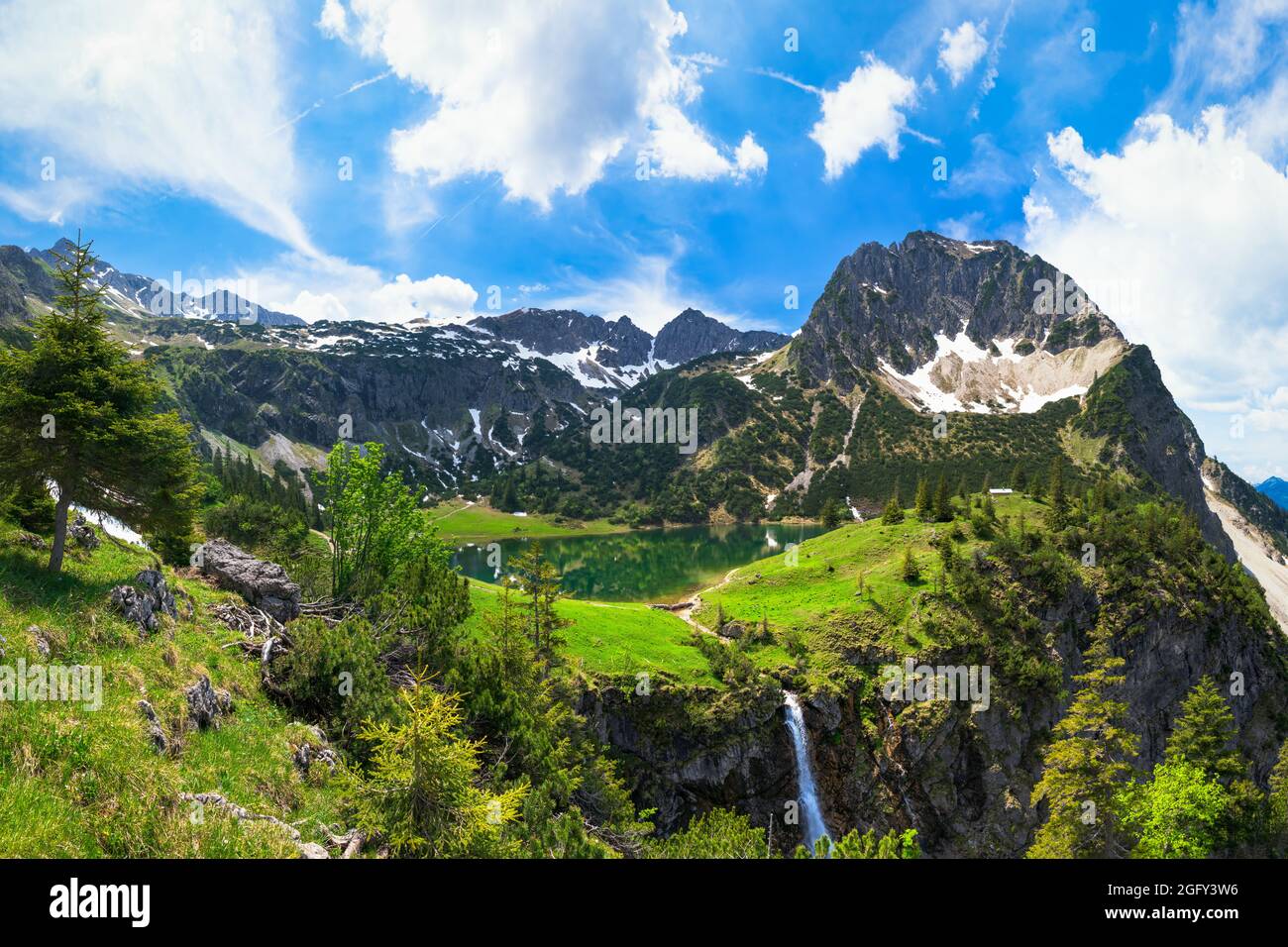 Panoramablick auf den Unteren Geisalpsee im Wanderparadies der Allgäuer hochalpen, Sommertag Stockfoto