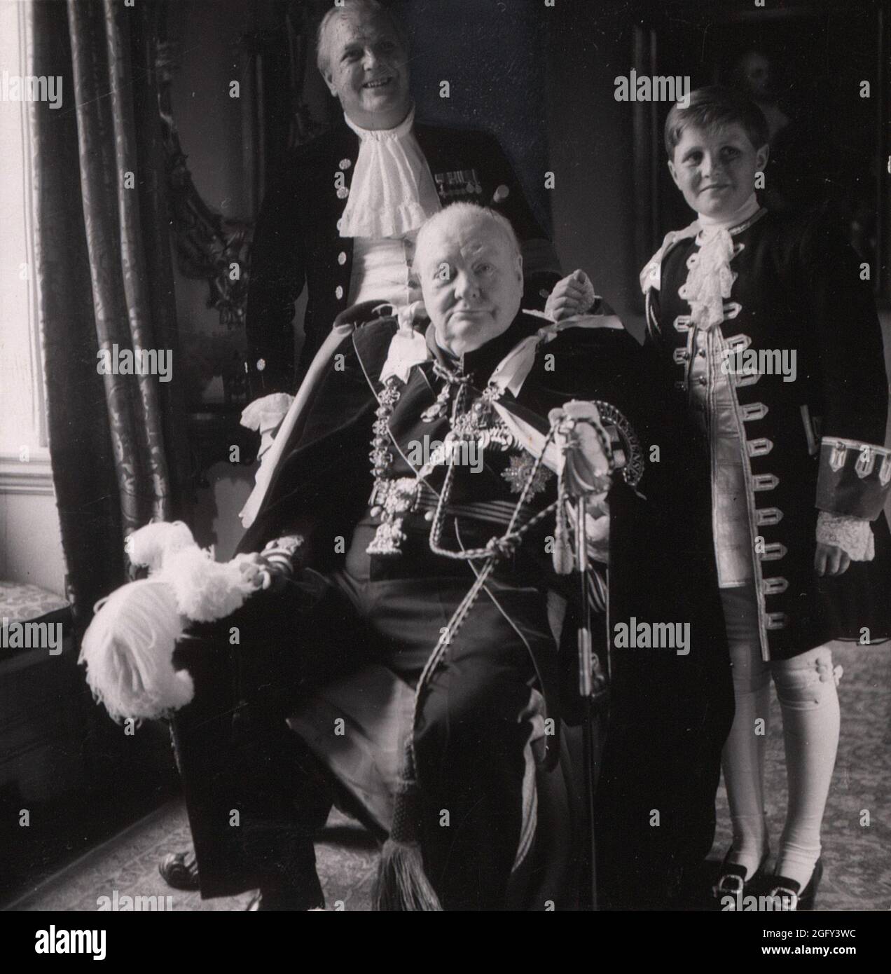 Winston Churchill mit seinem Sohn Randolph und dem Enkel Winston, der hinter ihm stand, aufgenommen 1950 Stockfoto