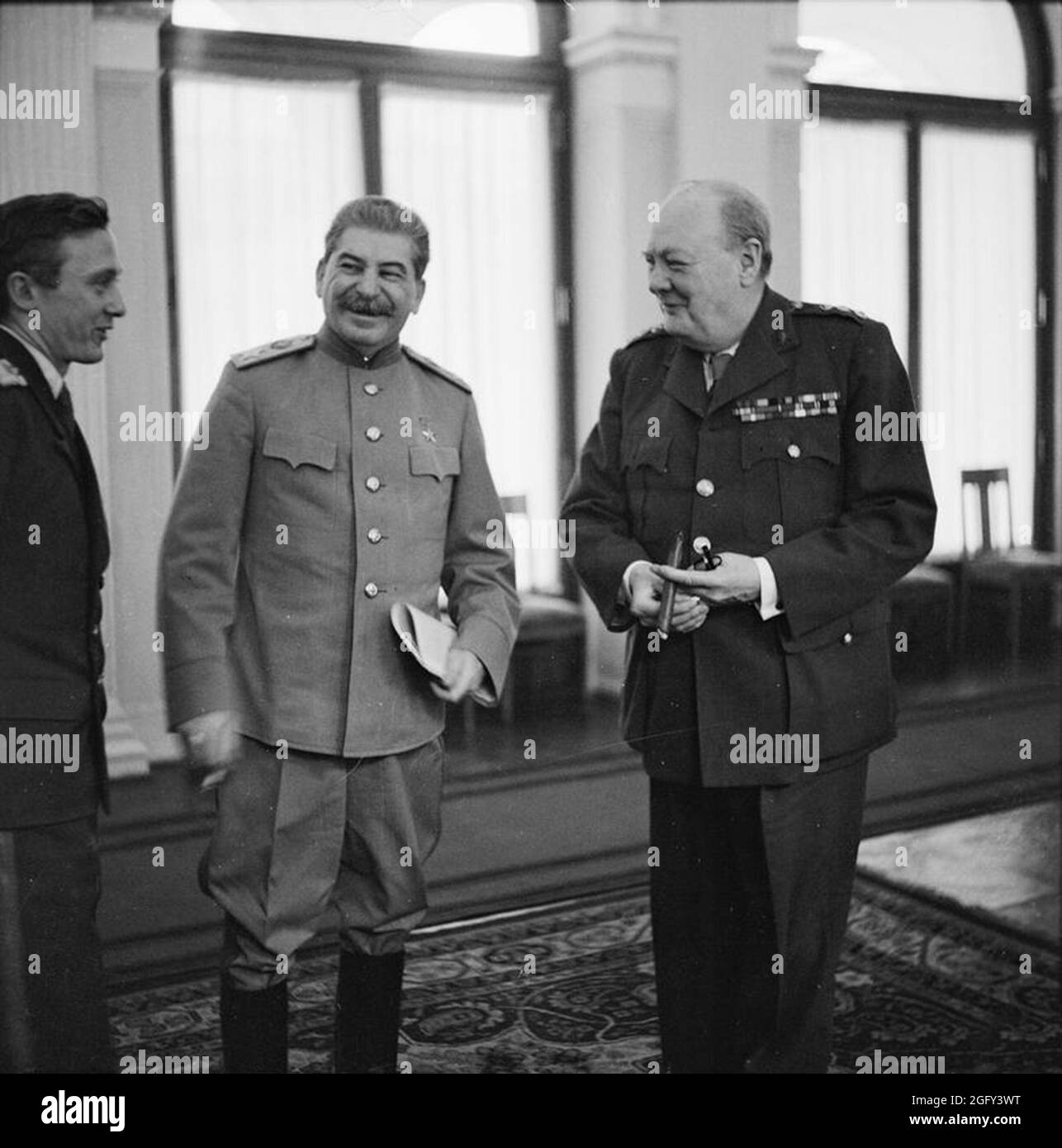 Winston Churchill lacht mit Joseph Stalin im Konferenzraum des Livadia Palace während der Jalta-Konferenz. Auf der linken Seite ist Stalins Dolmetscher Wladimir Pawlow Stockfoto