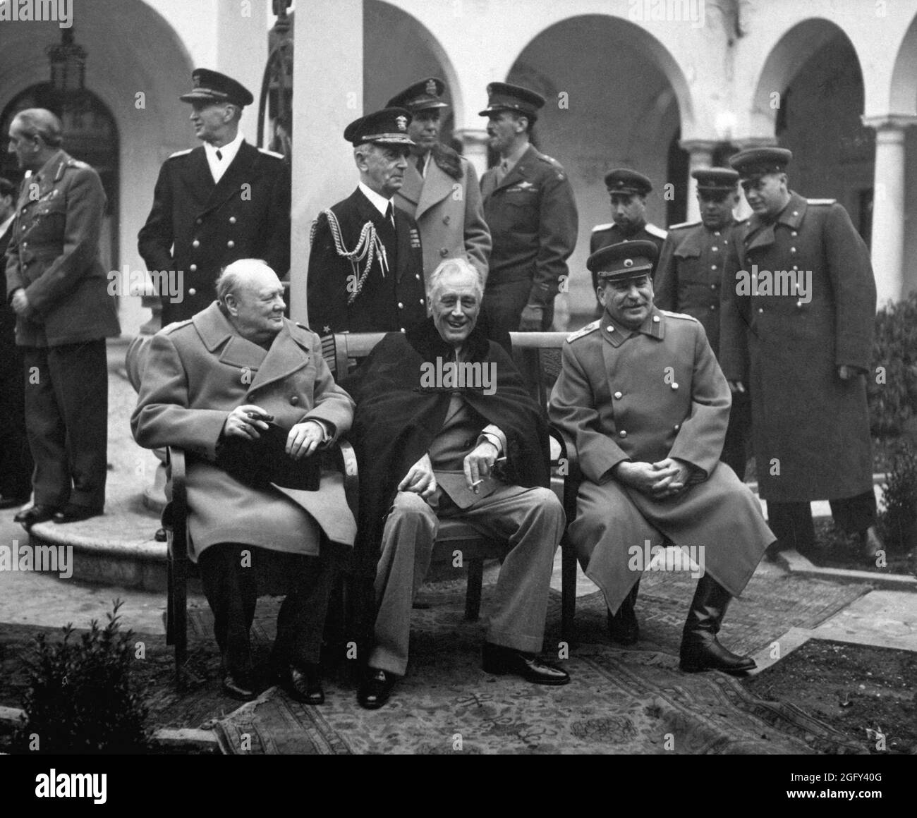 Konferenz der Großen drei in Jalta, auch bekannt als Krim-Konferenz (Codename Argonaut). Premierminister Winston S. Churchill, Präsident Franklin D. Roosevelt und Premier Josef Stalin sitzen auf der Terrasse zusammen. Februar 1945. Stockfoto