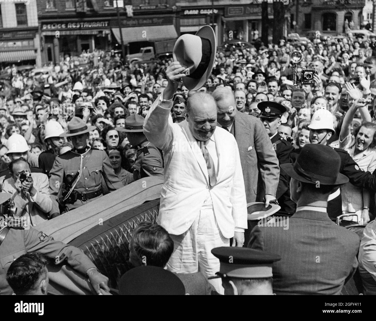 Winston Churchill hat nach der Quadrant Conference im August 1943 seinen Hut vor der Menge in Quebec City geschleudert Stockfoto