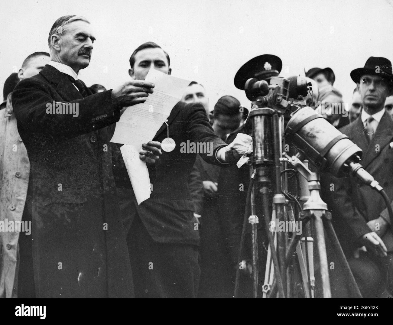 Der britische Premierminister Sir Neville Chamberlain auf dem Flugplatz Heston winkte dem Münchener Abkommen und hielt seine berühmte "Peace for Our Time"-Rede am 30. September 1938 Stockfoto