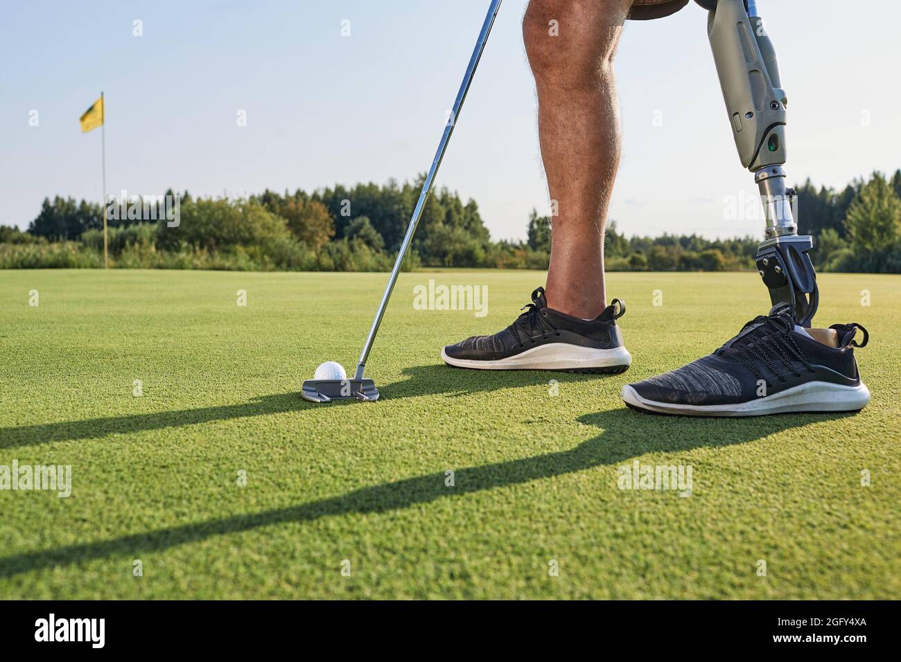 Golf für Menschen mit Behinderungen und mit Beinamputation. Mann mit einem künstlichen Bein Golf spielen und lebt ein volles Leben Stockfoto