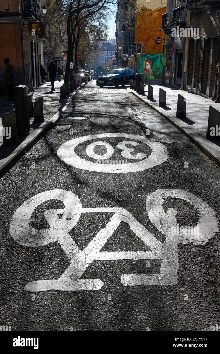Ein Warnschild für Autofahrer, dass sie sich in einer Fahrradspur befinden, in der Calle de Embajadores, Embajadores, Madrid, Spanien. Stockfoto