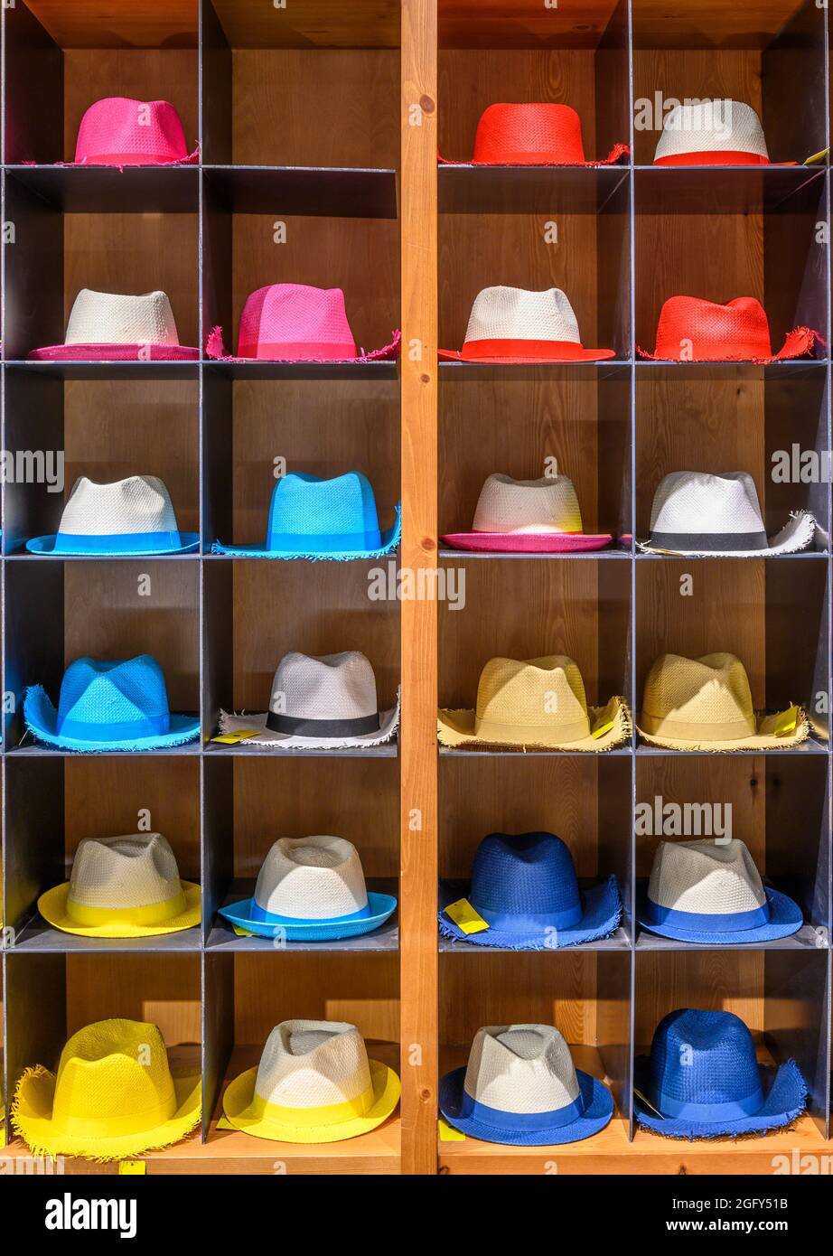 Eine Ausstellung von bunten Hüten in einem Schaufenster in Madrid, Spanien. Stockfoto