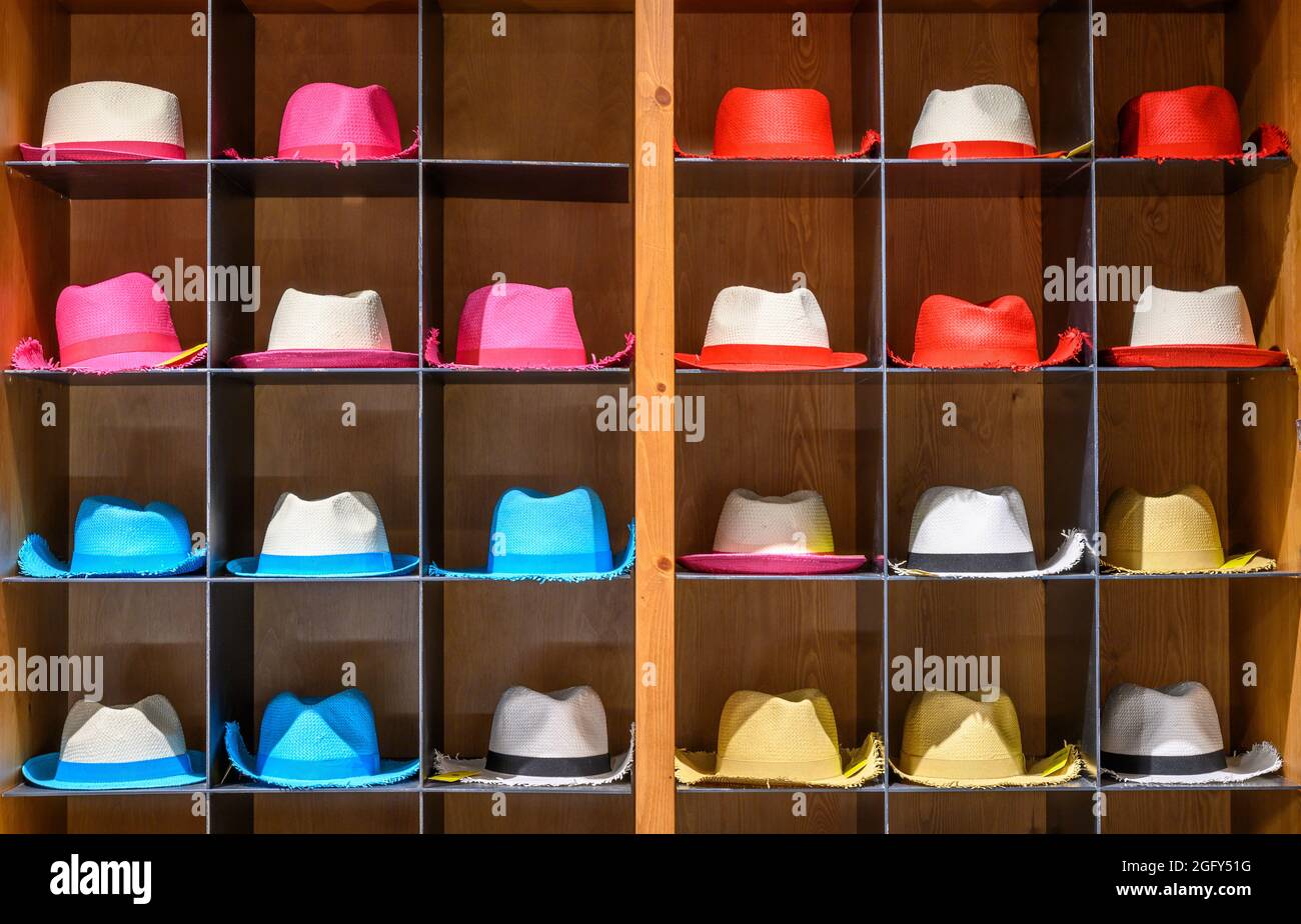Eine Ausstellung von bunten Hüten in einem Schaufenster in Madrid, Spanien. Stockfoto