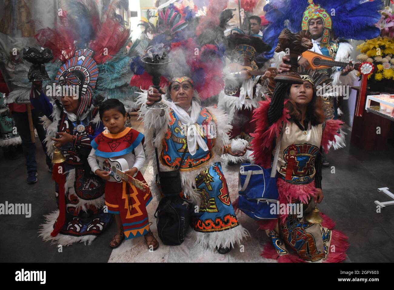 Concheros, traditionelle Musiker und Tänzer, führen in der Kirche ein Reinigungsritual durch. Stockfoto