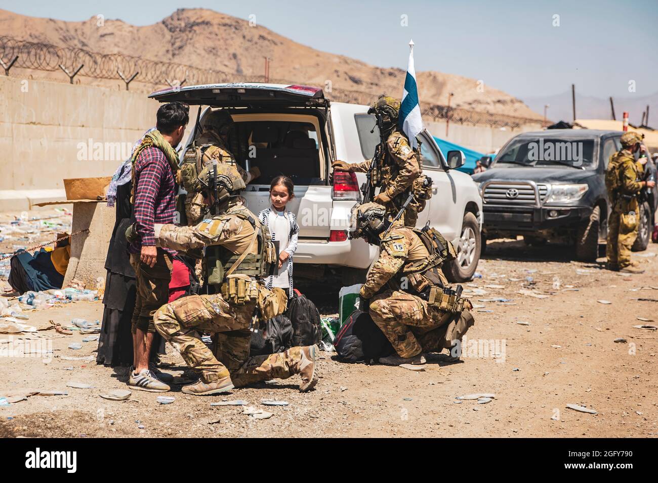 Finnische Koalitionstruppen unterstützen Evakuierte bei der Weiterverarbeitung während einer Evakuierung am Hamid Karzai International Airport, Kabul, Afghanistan, August 24. US-Dienstmitglieder und Koalitionsstreitkräfte unterstützen das Außenministerium bei einer nicht-kämpferischen Evakuierungsoperation (NEO) in Afghanistan. (USA Marine Corps Foto von Staff Sgt. Victor Mancilla) Stockfoto