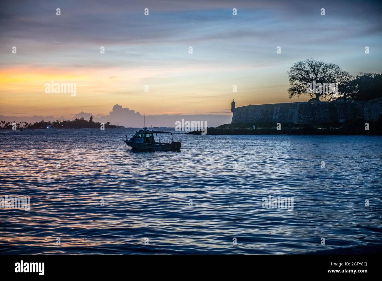 Ein Boot, das bei Sonnenuntergang von San Juan abfährt - Puerto Rico Stockfoto