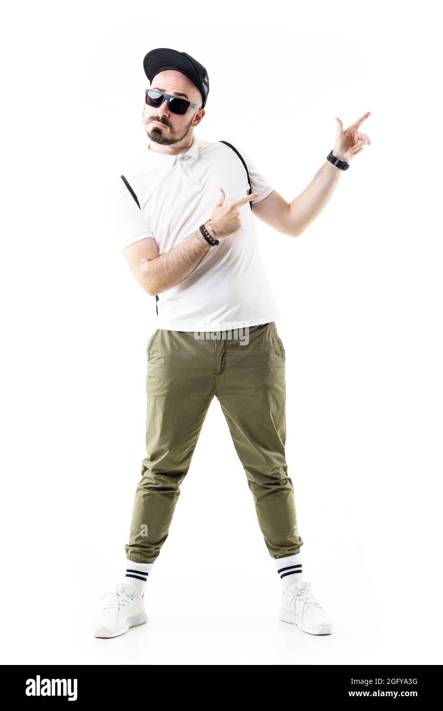 Ein junger Mann im nerdy Stil mit Hosen in Socken und Werberaum. Porträt in voller Länge isoliert auf weißem Hintergrund Stockfoto