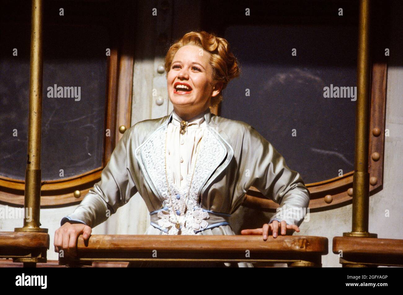Amanda Roocroft (Fiordiligi) in COSI FAN TUTTE von Mozart an der Glyndebourne Festival Opera, East Sussex, England 24/05/1991 Musik: Wolfgang Amadeus Mozart Libretto: Lorenzo Da Ponte Dirigent: Simon Rattle Design: Maria Bjornson Beleuchtung: Pat Collins Originalleitung: Trevor Nunn Stockfoto