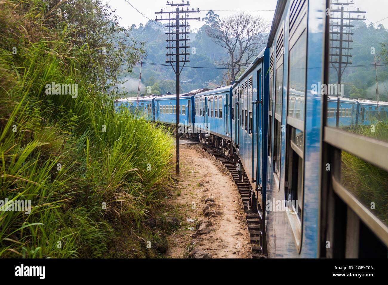 Lokale Zugfahrten durch Berge in der Nähe von Bandarawela, Sri Lanka Stockfoto
