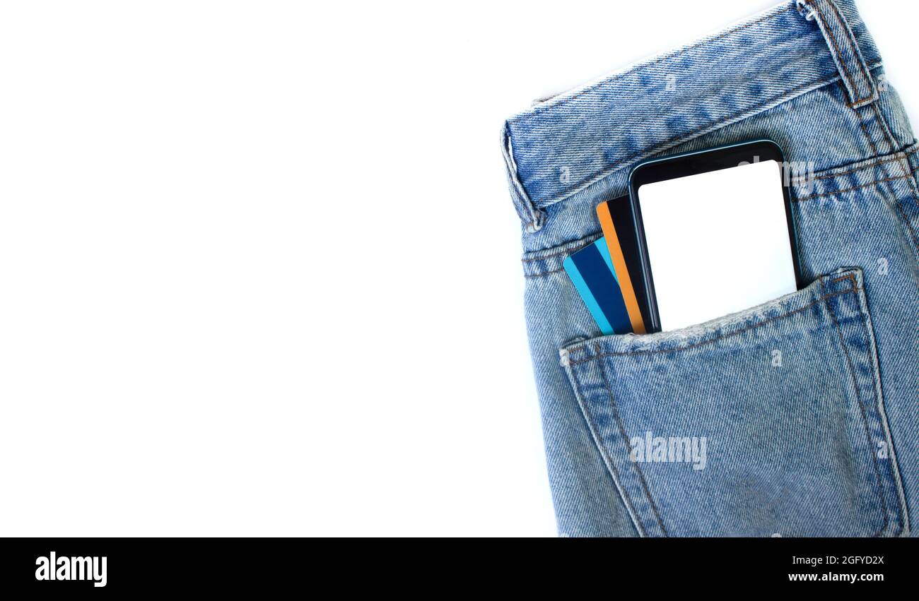 Mockup Smartphone mit leerem Bildschirm und Kreditkarten in Pocket Jeans auf weißem isoliertem Hintergrund. Draufsicht Stockfoto